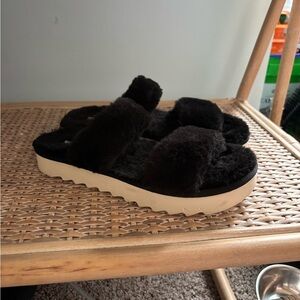 Koolaburra Black Furry Women's Slippers